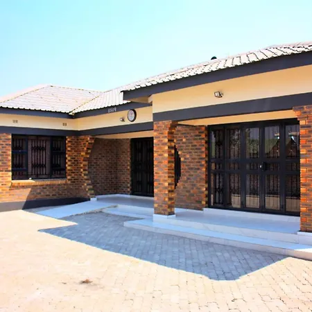 Remarkable Manacomfy 14Bed House In Victoria Falls